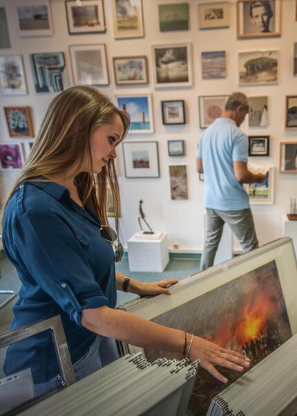 Gäste schauen sich Bilder in einer Galerie an