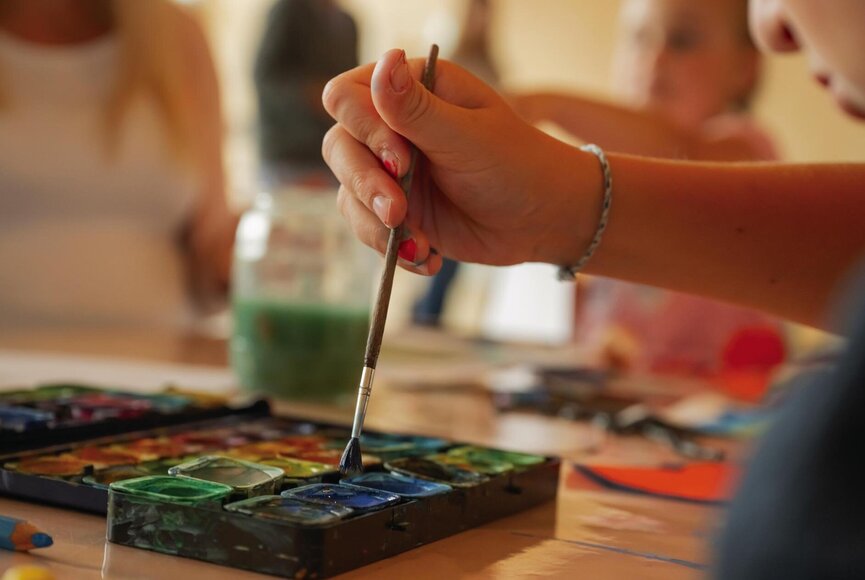 Kinder beim Malen mit Wasserfarben