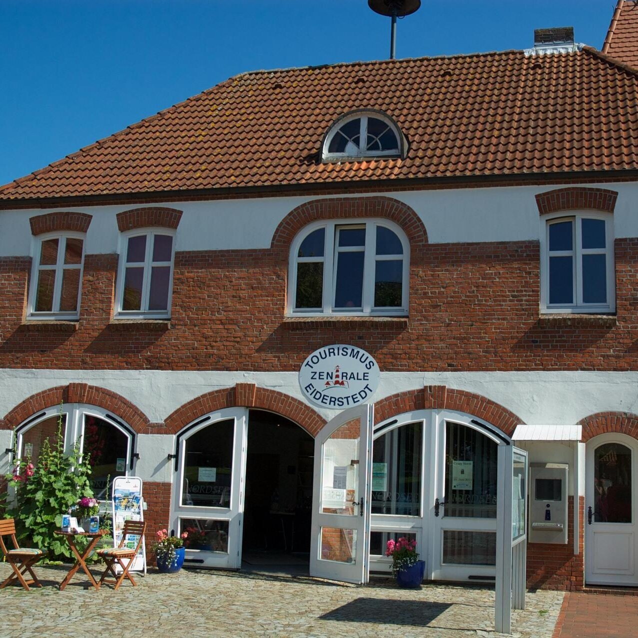DSC_0024.NEF Blick auf die Tourist-Information in Garding