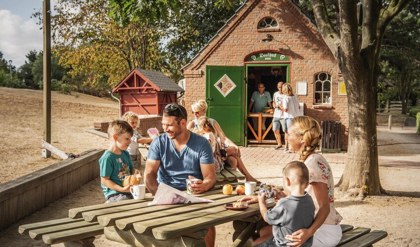 Familie beim Picknick vor dem Backhus