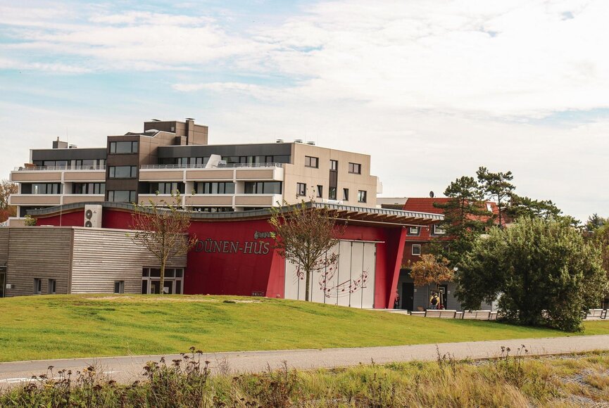 rotes Dünen-Hus von außen mit geschlossener Bühne