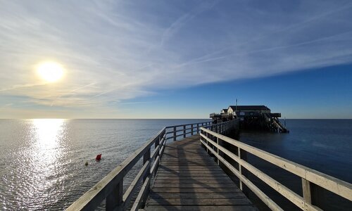 Steg und alte Strandbar 54 Grad mitten in der Nordsee