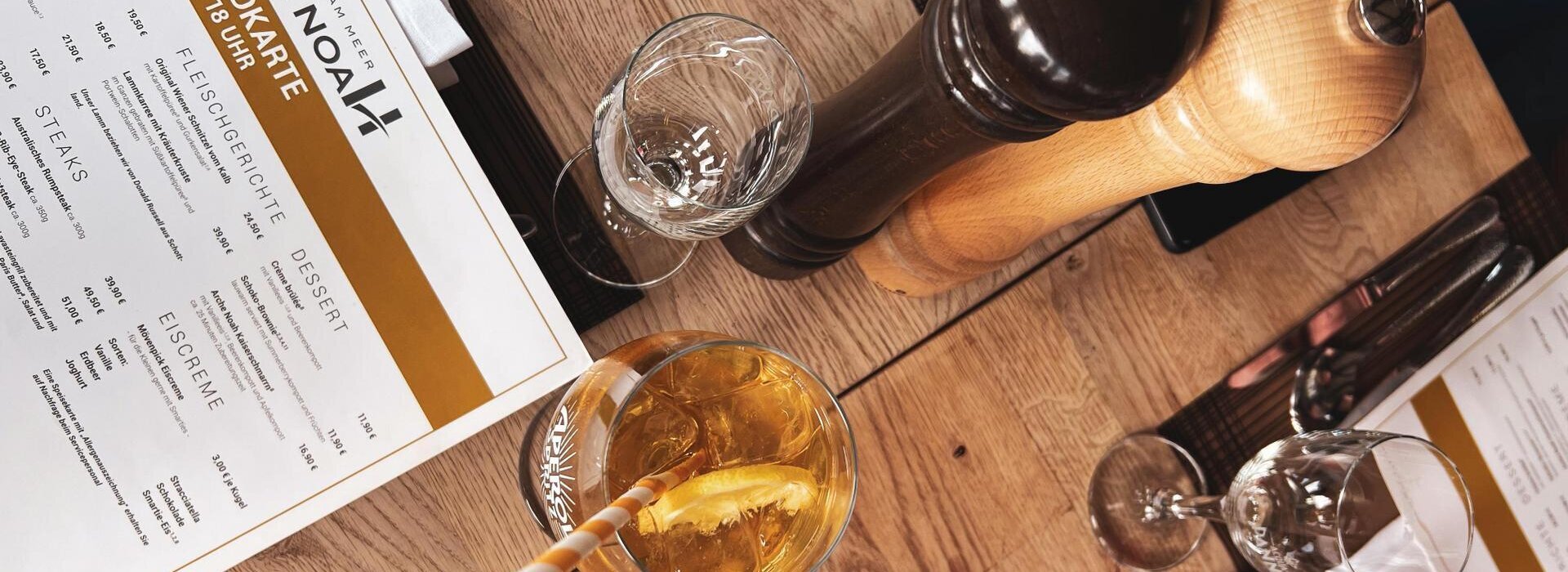 Speisekarte auf einem gedeckten Tisch im Pfahlbaurestaurant Arche Noah