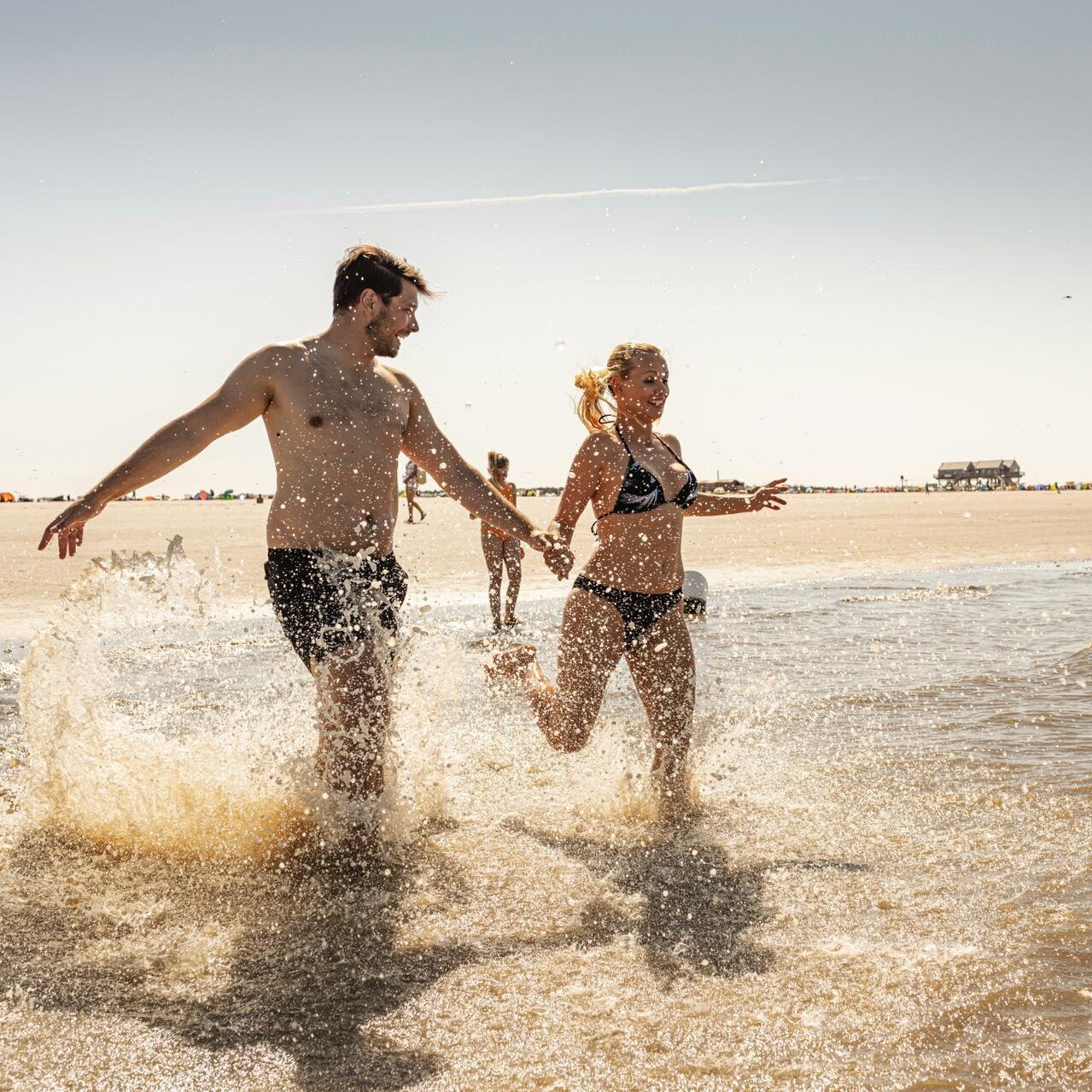 Paar badet in der Nordsee