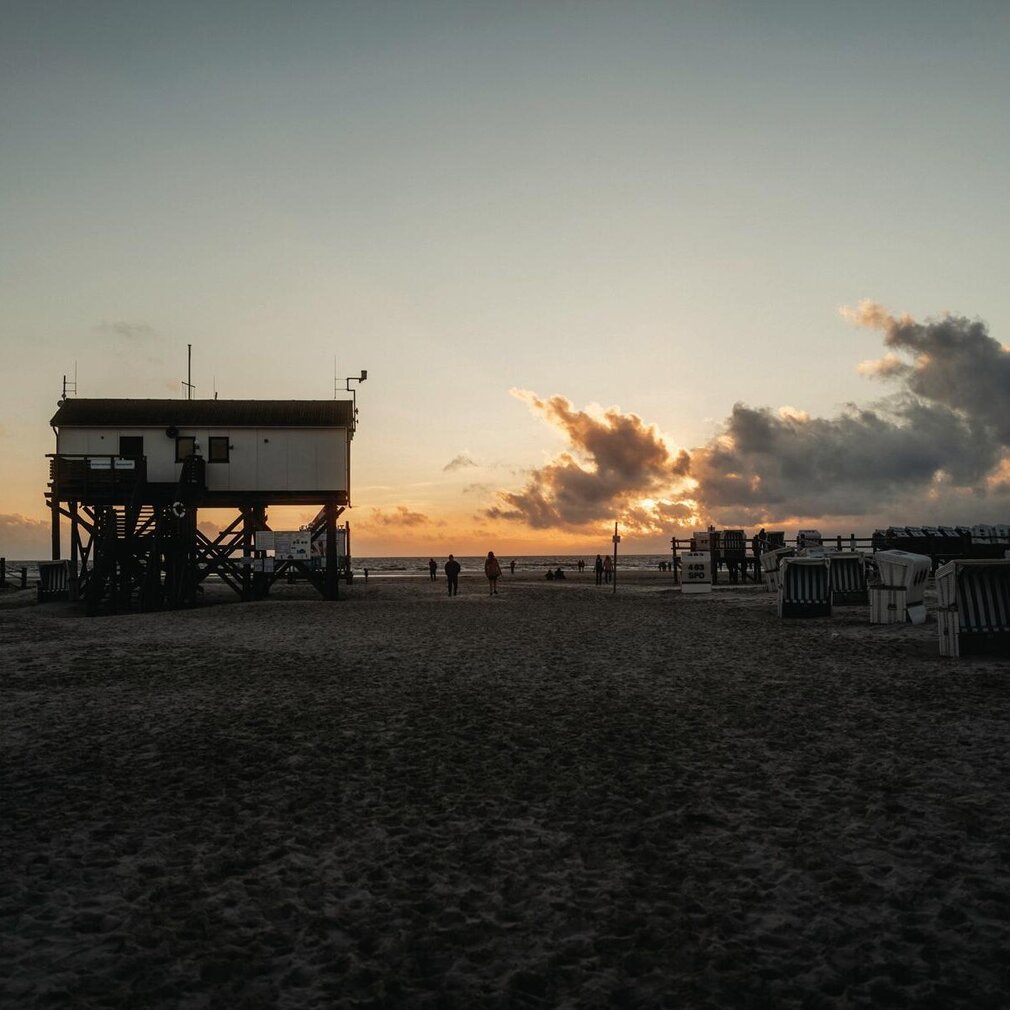 Pfahlbau im Sonnenuntergang