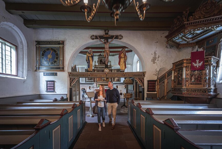 Paar im Kirchenschiff 