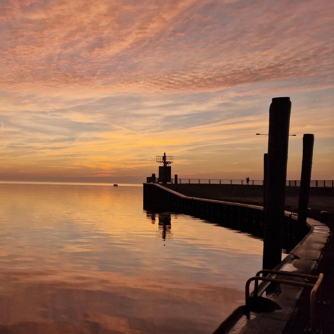 Blick auf das Eidersperrwerk im Sonnenuntergang