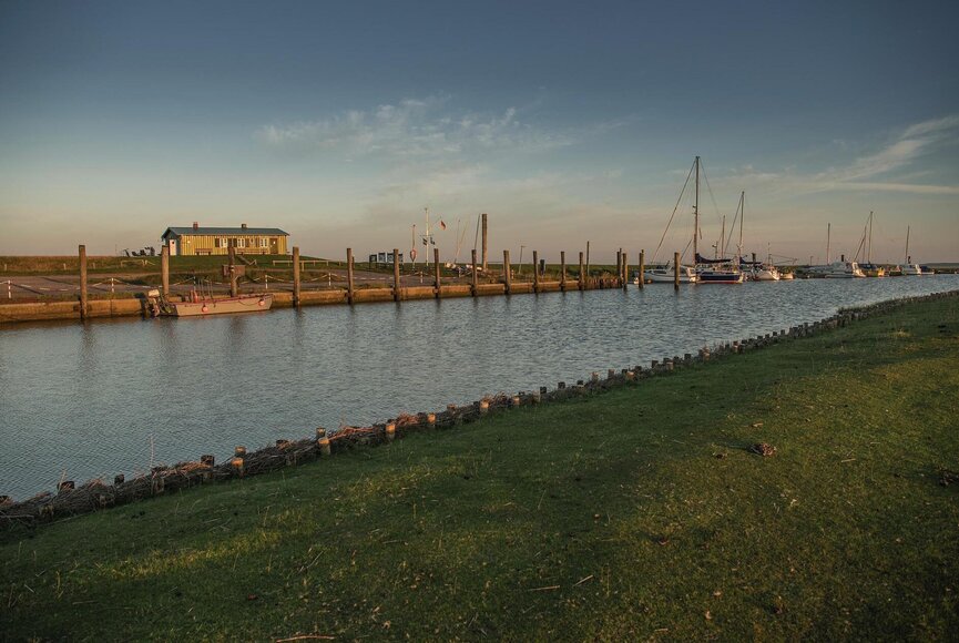 alter Hafen im Tümlauer Koog bei Abend