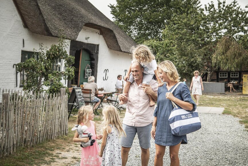 Familie schlendert vor einem Hof
