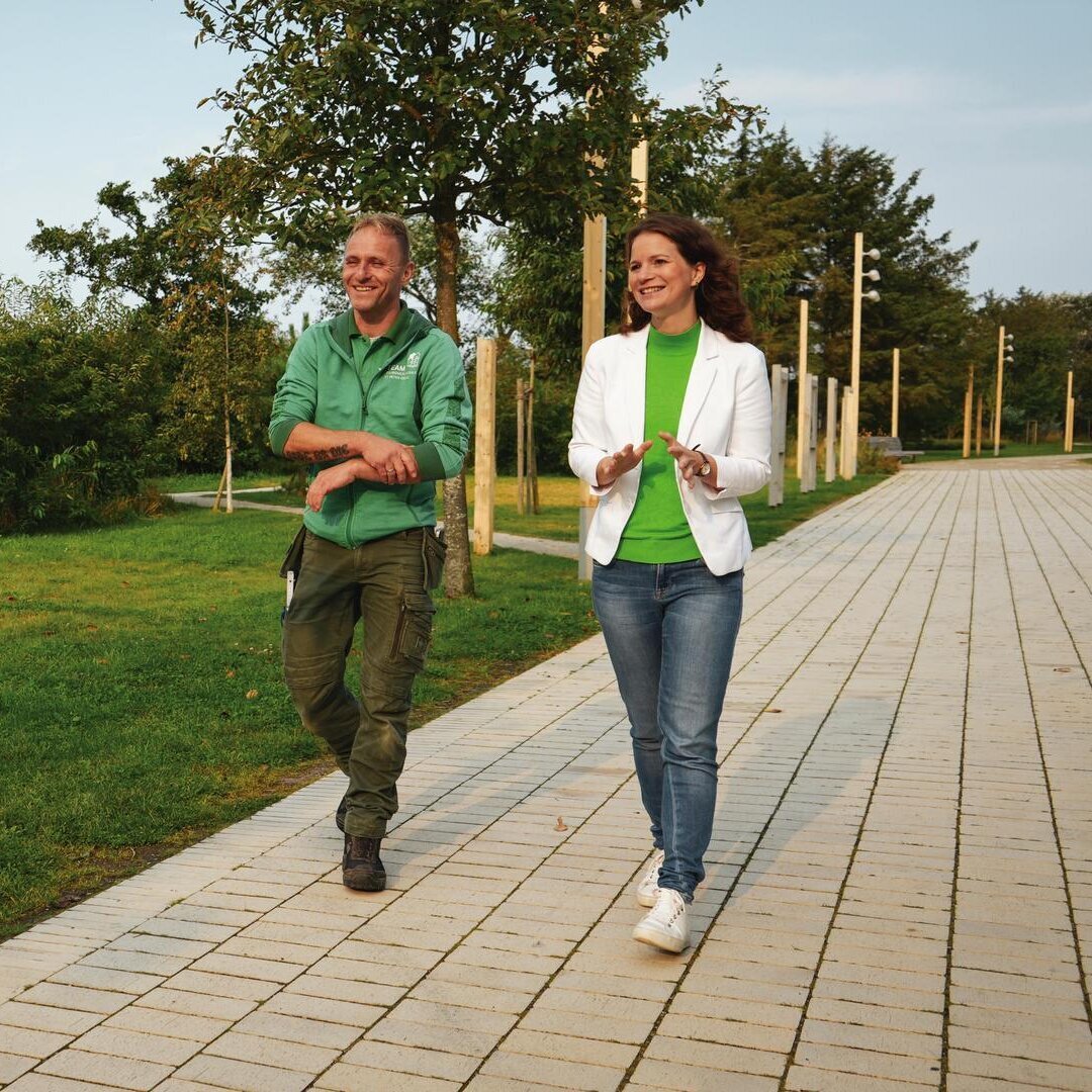 Katharina Schirmbeck mit unserem Gärtner auf der Erlebnis-Promenade