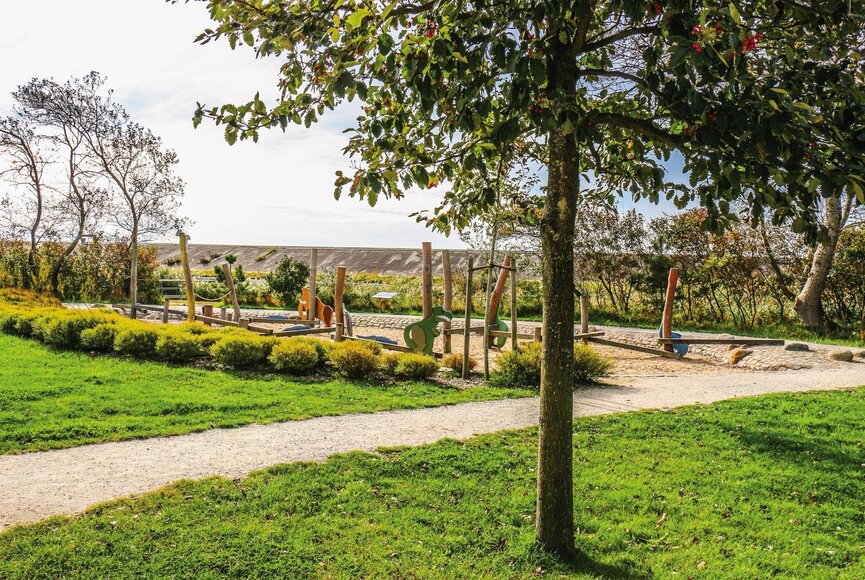 Spielplatz mit Balancierbalken an der Erlebnis-Promenade