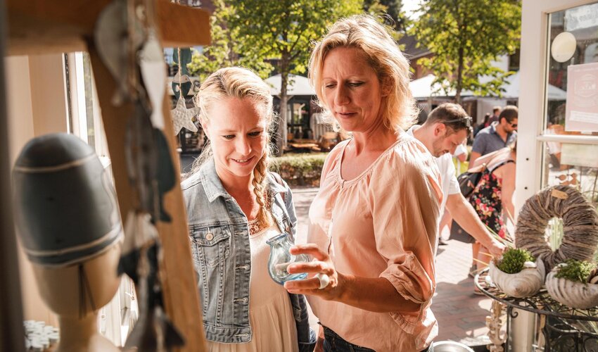 Freundinnen beim Schaufenster-Bummel