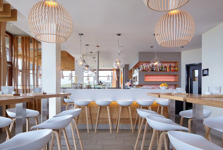 helle, einladende Einrichtung im Restaurant Deichkind