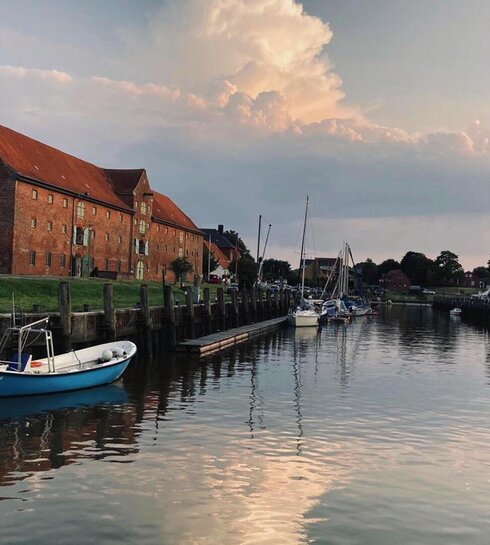 Hafen in Tönning mit großem Packhaus bei Abendsonne