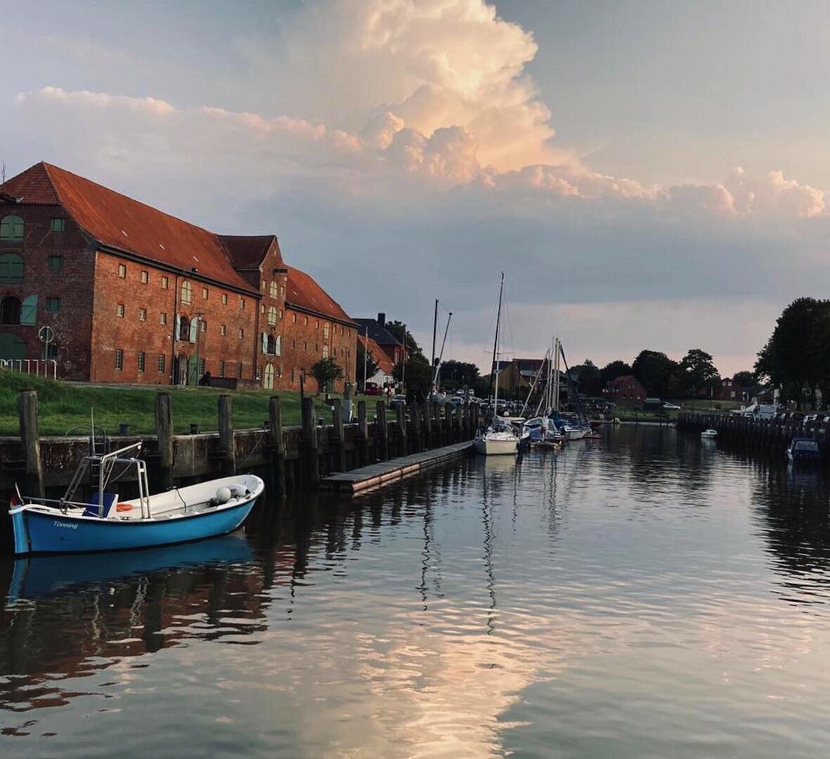 Hafen in Tönning mit großem Packhaus bei Abendsonne