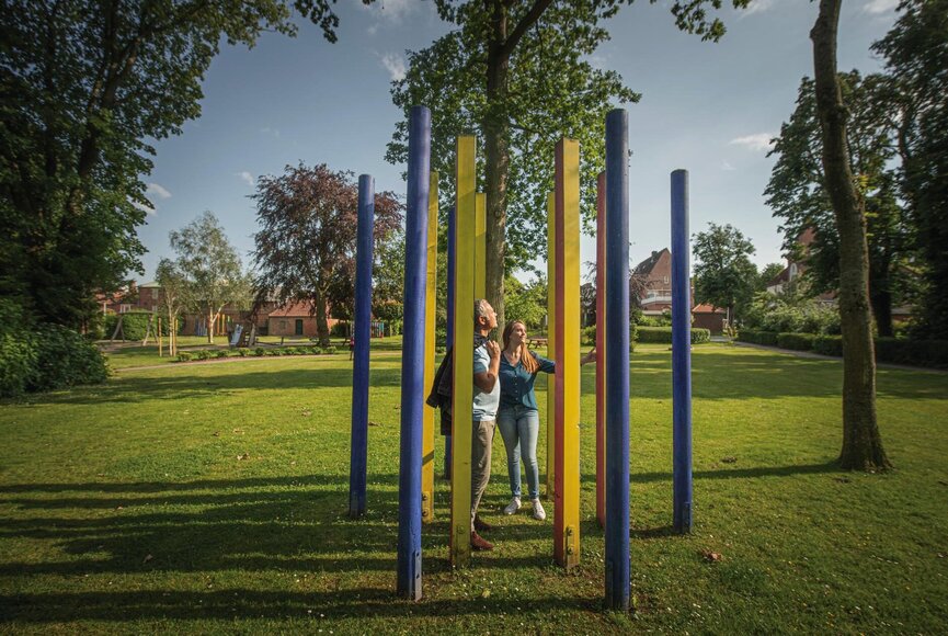 Paar schaut sich Kunstwerk im Stadtpark an