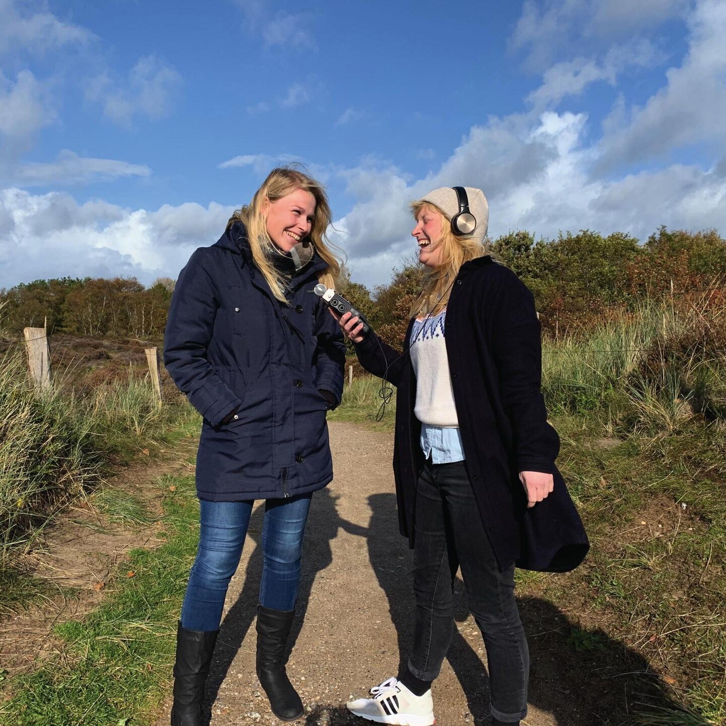 Moderatorinnen Katharina und Simone des Podcasts Deichmomente