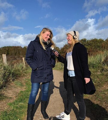 unsere Podcastmoderatorinnen Simone und Katharina in den Dünen