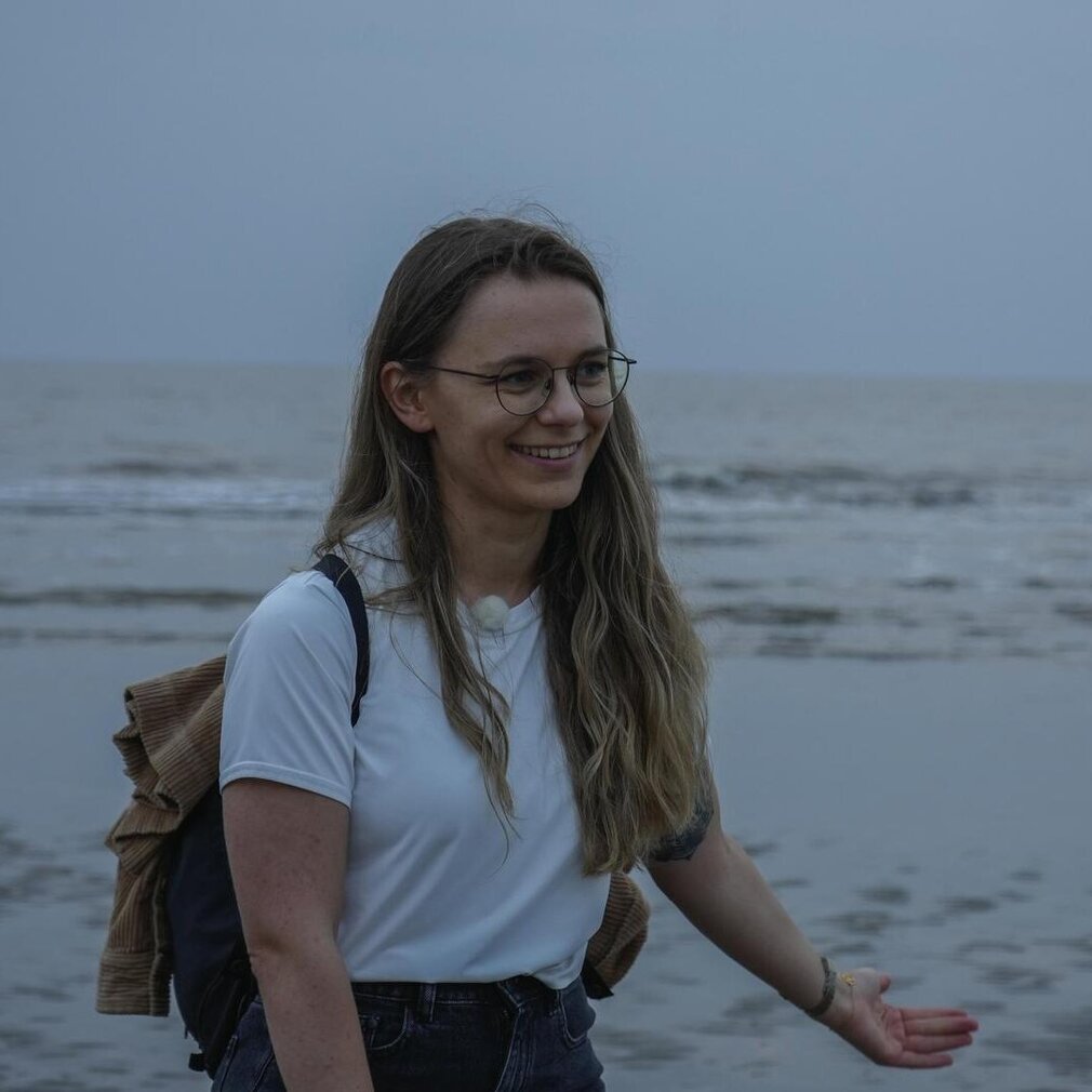 Marina steht abends am Strand von St. Peter-Ording und spricht in die Kamera