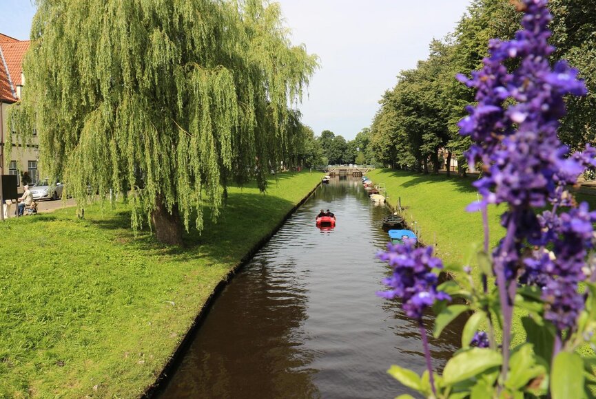 Paar beim Tretbootfahren auf einer Gracht in Friedrichstadt