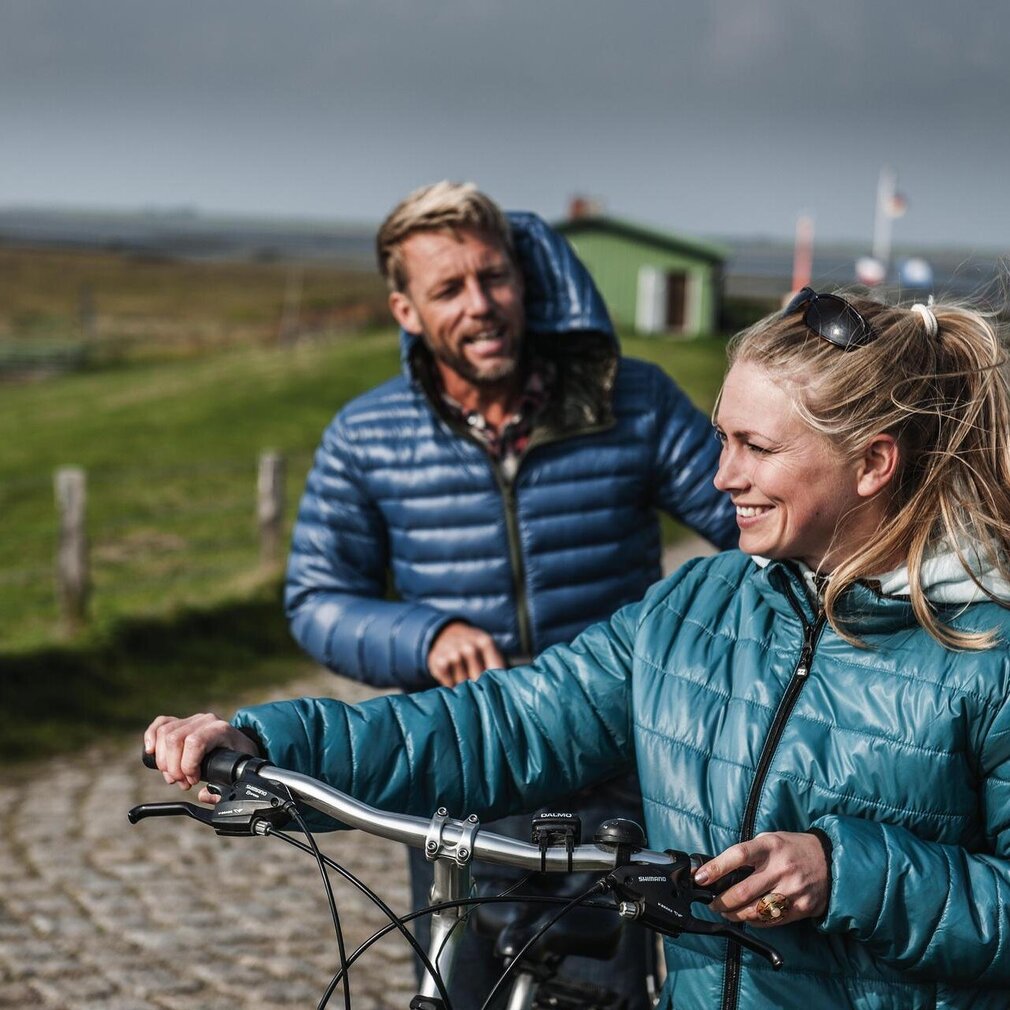 Paar auf Fahrradtour am Deich von Westerhever