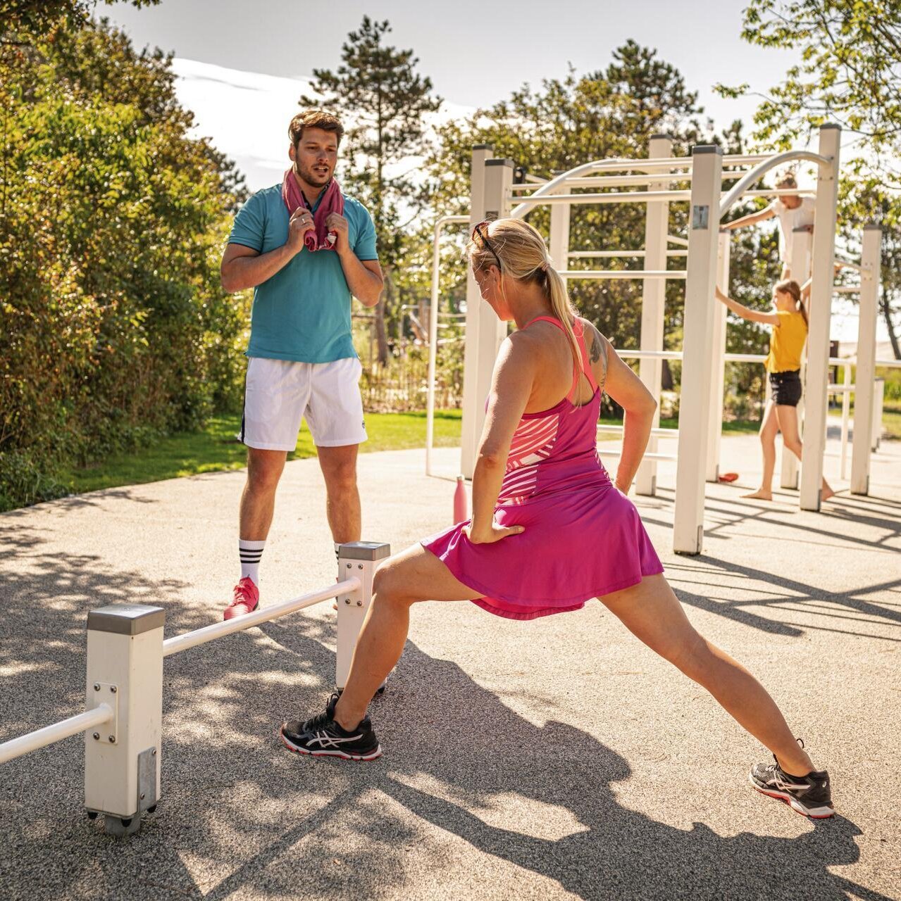 Familie trainiert in dem Fitnesspark der Erlebnispromenade