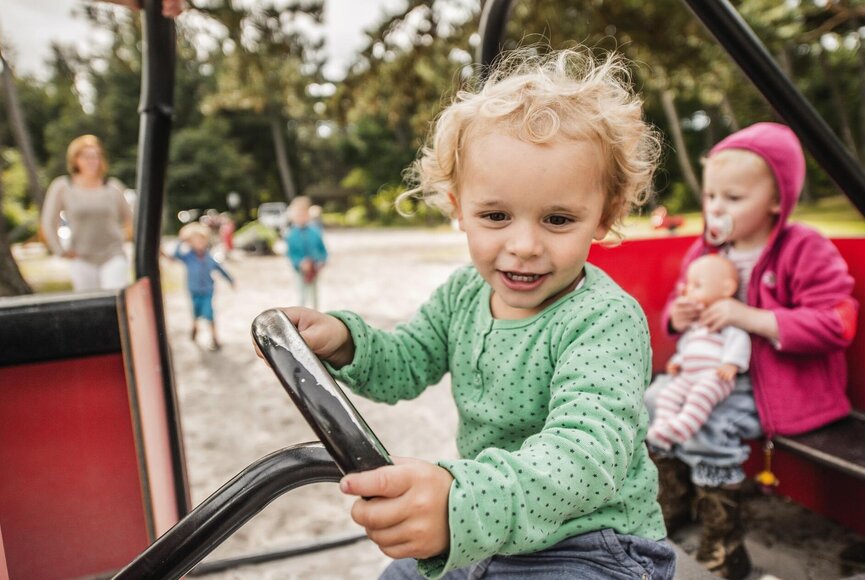 kleine Kinder am spielen