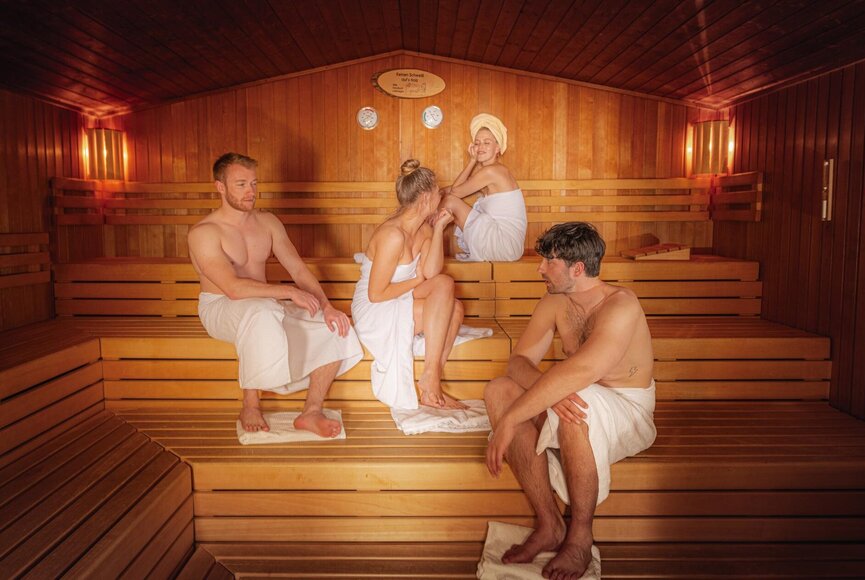 Freunde entspannen in der Kiefernsauna