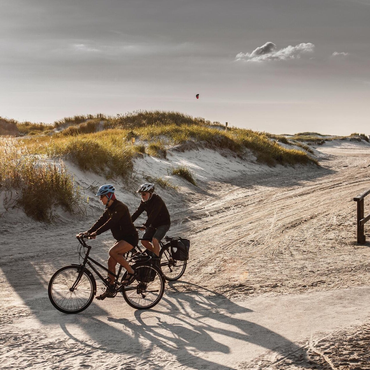 Fahrradfahrer am Strandübergang Köhlbrand
