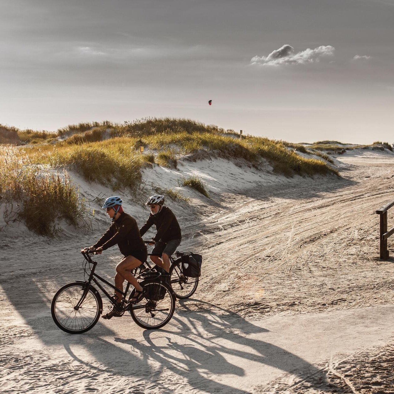 Fahrradfahrer am Strandübergang Köhlbrand
