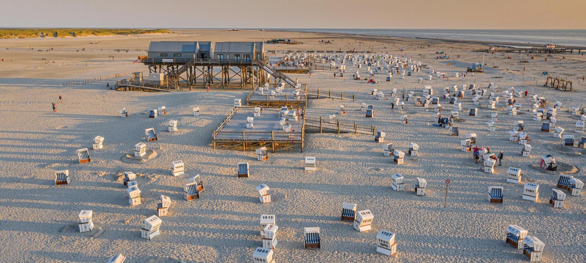 Strandabschnitt Ording mit Pfahlbau und Strandkörben beim Sonnenuntergang aus der Vogelperspektive