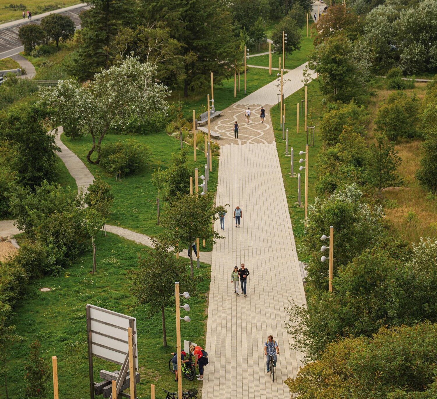 Blick vom Erlebnis-Hus auf die Erlebnis-Promenade
