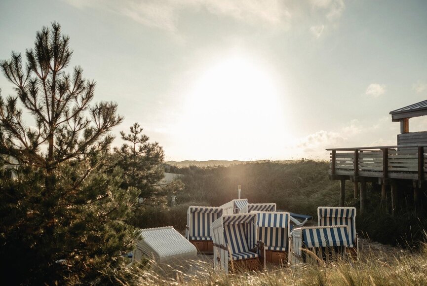 Tiefstehende Sonne im Saunagarten der Dünen-Therme