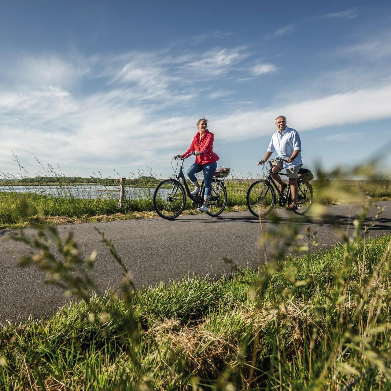 Paar fährt Fahrrad im Katinger Watt