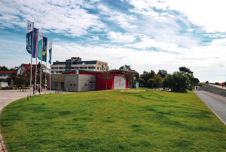 rotes Dünen-Hus von außen ohne Publikum