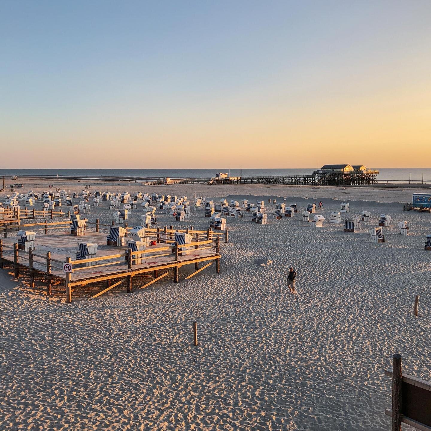 Strandkorbpodest in Ording im Sonnenuntergang