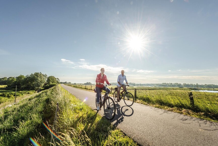 Paar auf Fahrradtour im Katinger Watt
