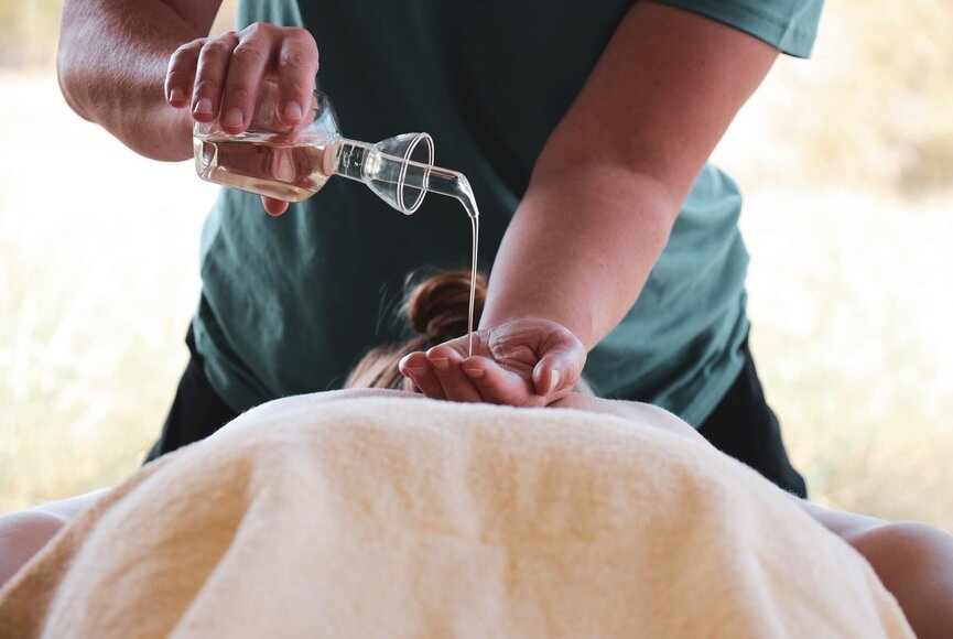 Während einer Wellnessmassage mit Massageöl