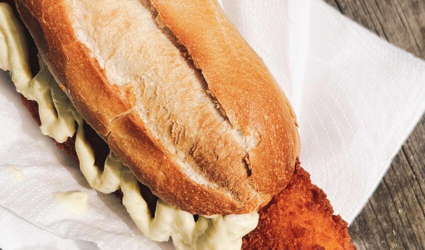 leckeres Backfischbrötchen mit Remoulade