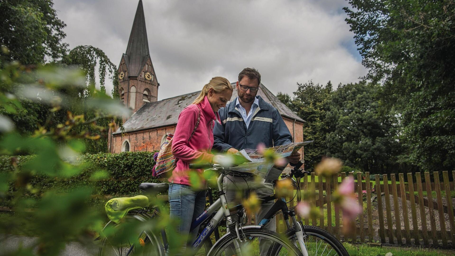Pärchen mit Fahrrad vor der Welter Kirche