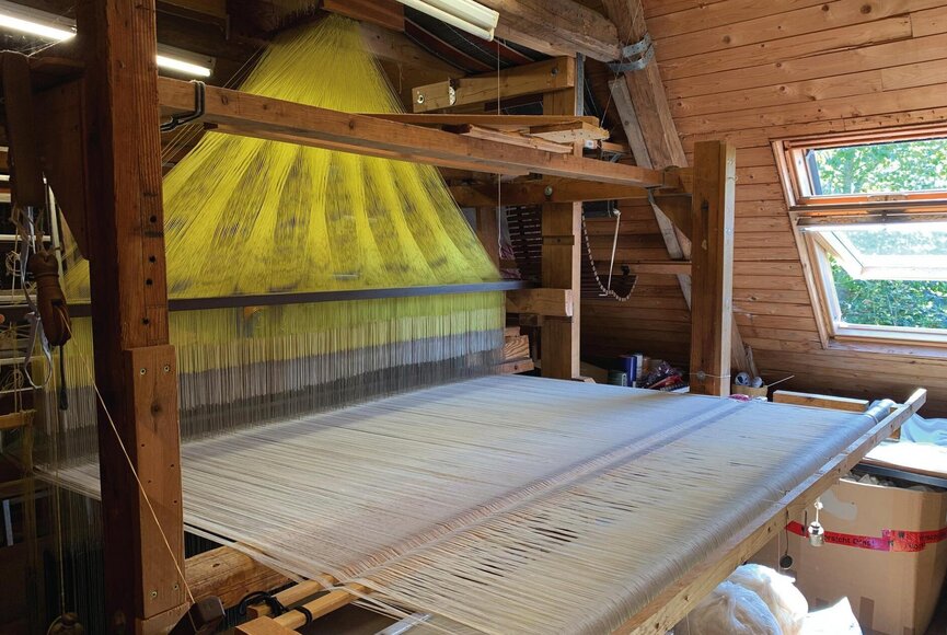 großer Webstuhl mit Fäden