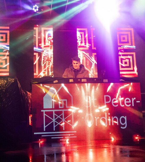 DJ am Pult auf Bühne