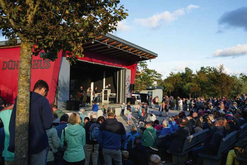 Außenbühne des Dünen-Hus beim Konzert mit viel Publikum