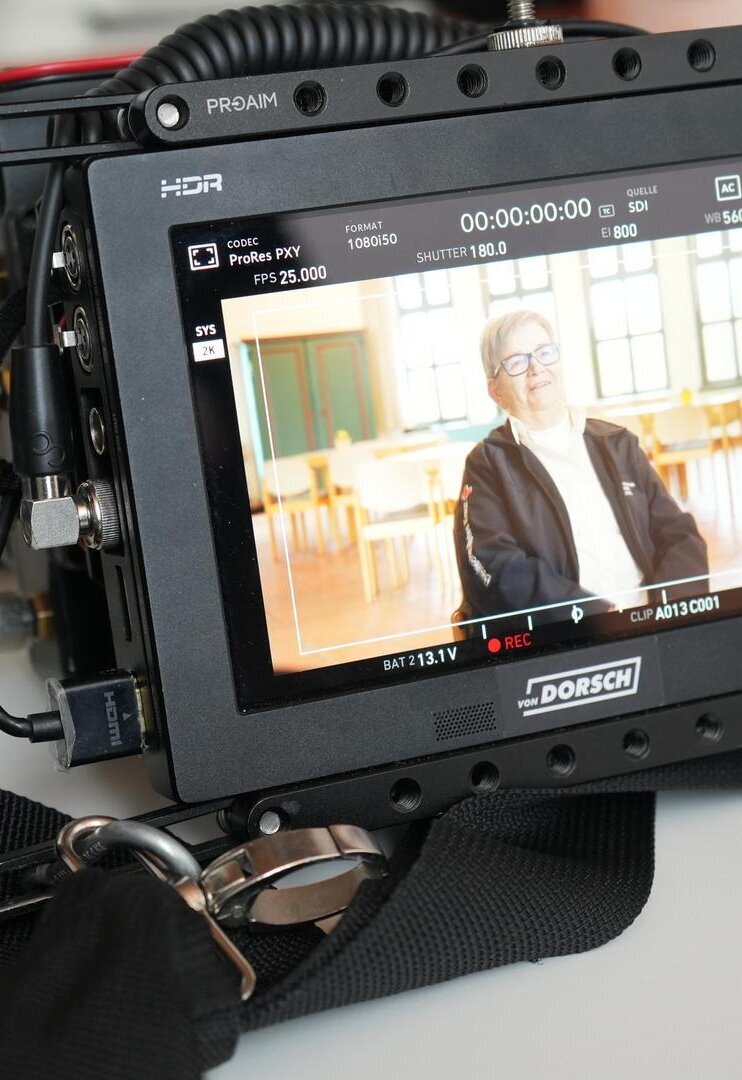 Alltagsheldin Marlene vor der Kamera