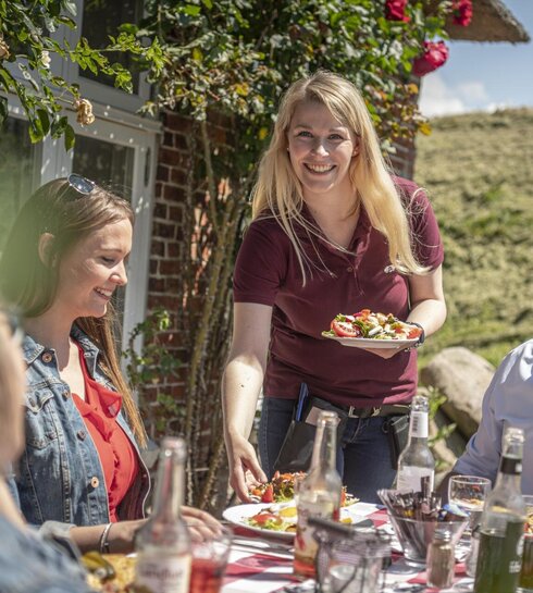 Paar wird bedient in der Außen-Gastronomie
