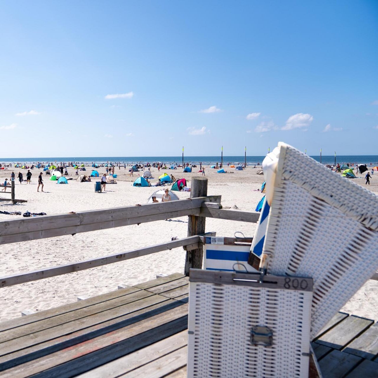 Strandkorb auf Podest