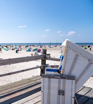 Strandkorb auf Podest