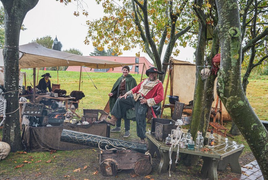 Piraten posieren in ihrem Piratenlager