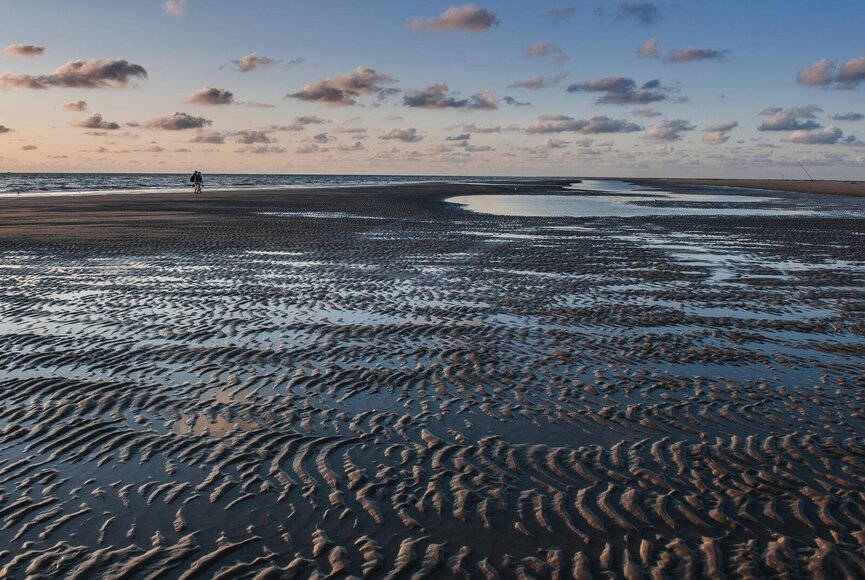 Wattstruktur am Strand bei Abendstimmung
