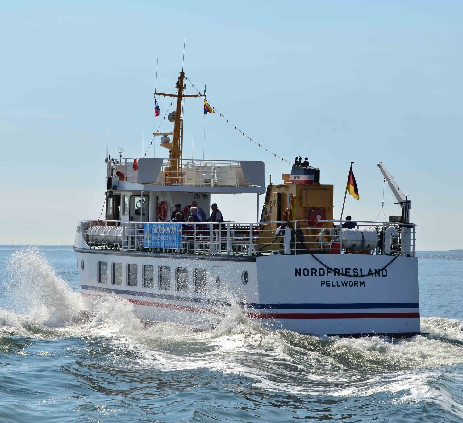 Ausflugsschiff bei der Fahrt nach Pellworm
